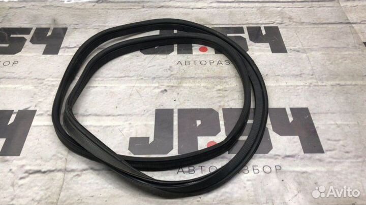 Уплотнитель багажника задний Infiniti M37 Y51 3.7