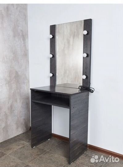 Туалетный столик с зеркалом и подсветкой