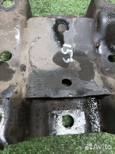 Кронштейн (п.з.к.) Audi Q7 2005