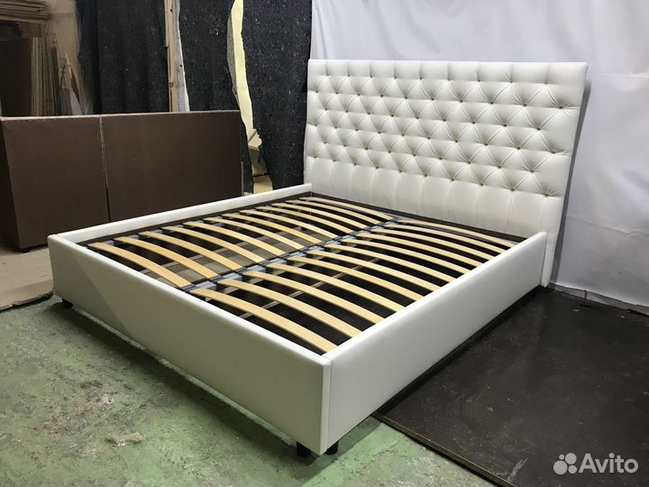 Кровать двуспальная с обивкой