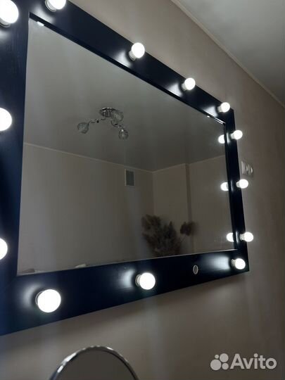 Гримерное зеркало с лампочками