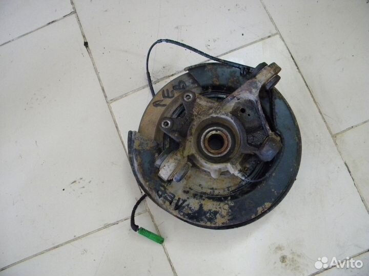 Кулак задний левый Land Rover Range Rover 2008 год