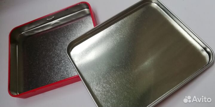 Коробочка металлическая красно-белая 11 на 9 см