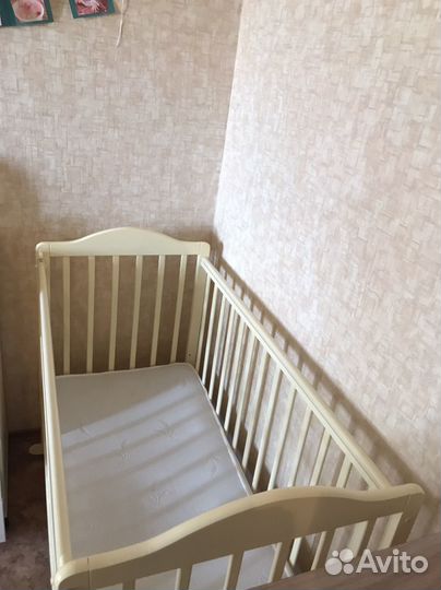 Детская кроватка с маятником