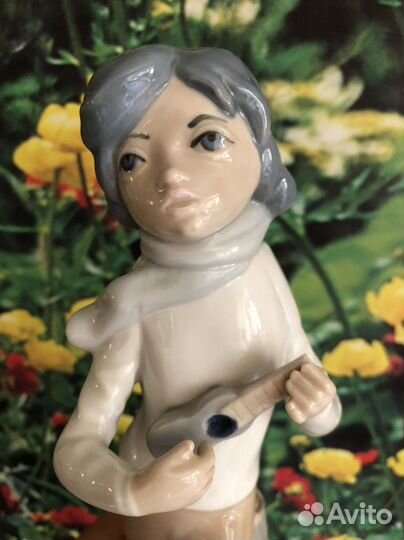 Фарфор. Статуэтка Мальчик с укулелей