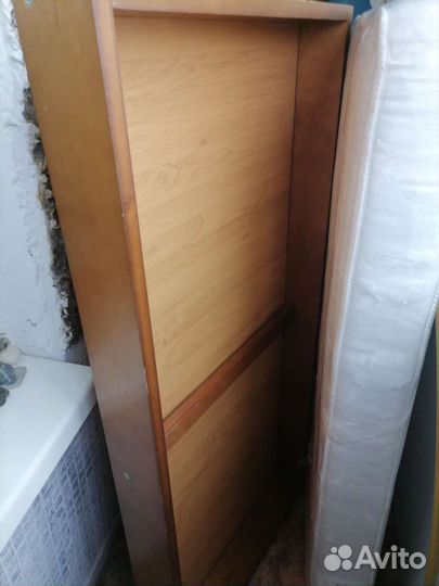 Детская кроватка на колесиках