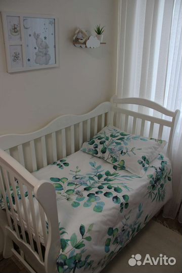 Детская кроватка с маятником и ящиком