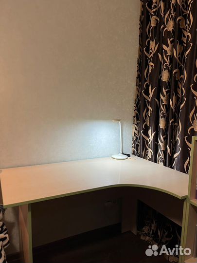 Угловой письменный стол с полками