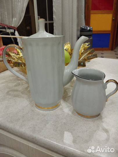 Заварочный чайник и молочник