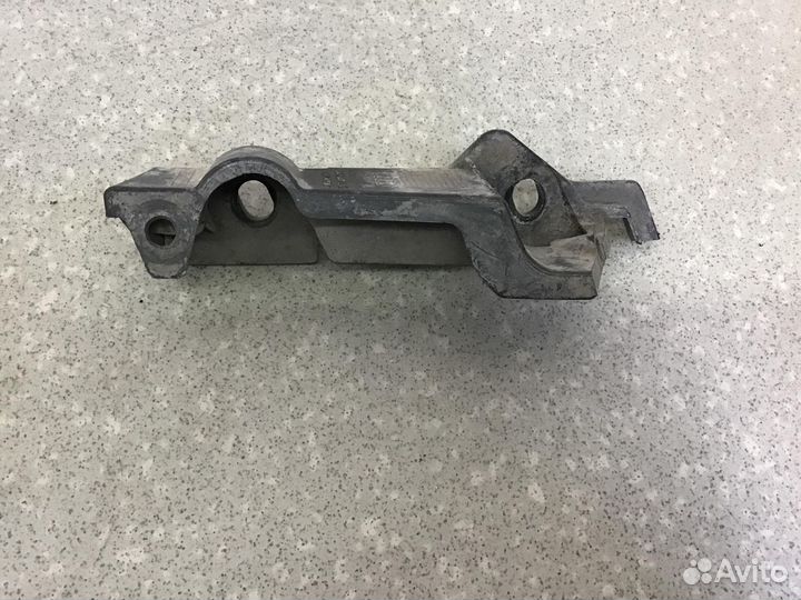 Кронштейн переднего бампера правый Audi A4 B8 2007