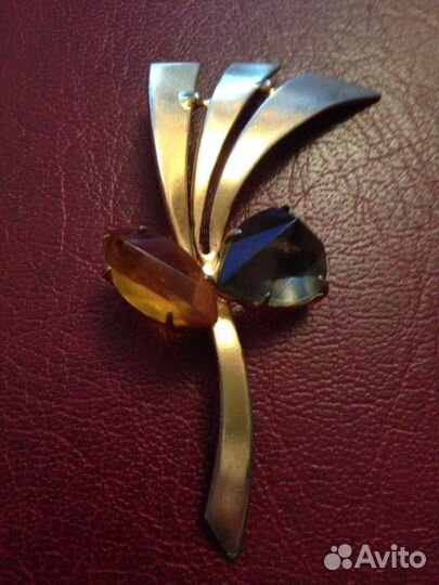 Брошь с камнями