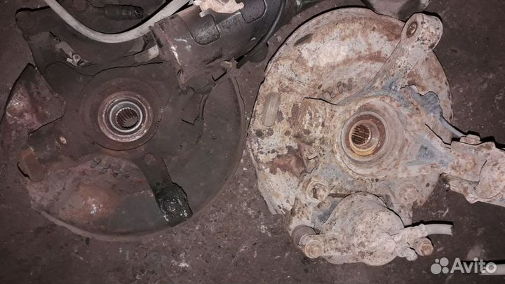 Поворотные кулаки передние Geely MK