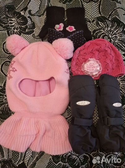 Шапка шлем, шапка тонкая вязаная, варежки 2 пары