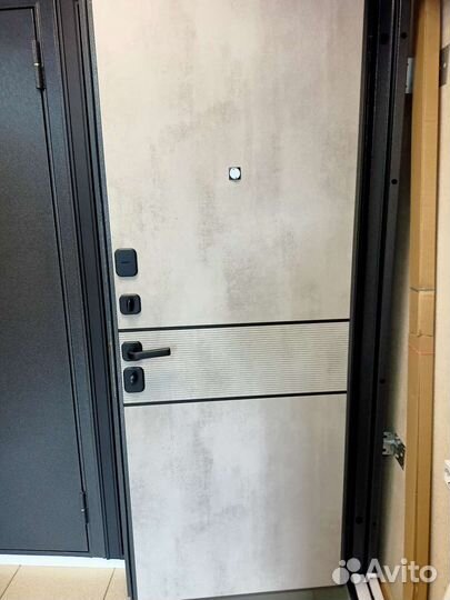 Дверь входная металлическая новая