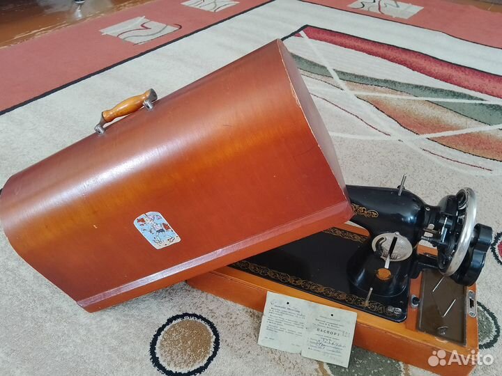 Антикварная швейная машина класса 1-м. 65 лет