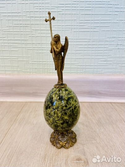 Яйцо пасхальное с Архангелом, камень-змеевик