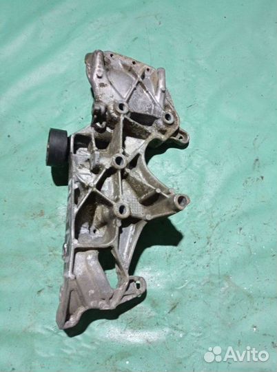 Кронштейн генератора Renault Megane