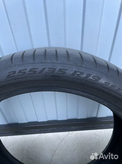Pirelli P Zero 225/40 R19 и 255/35 R19 96Y