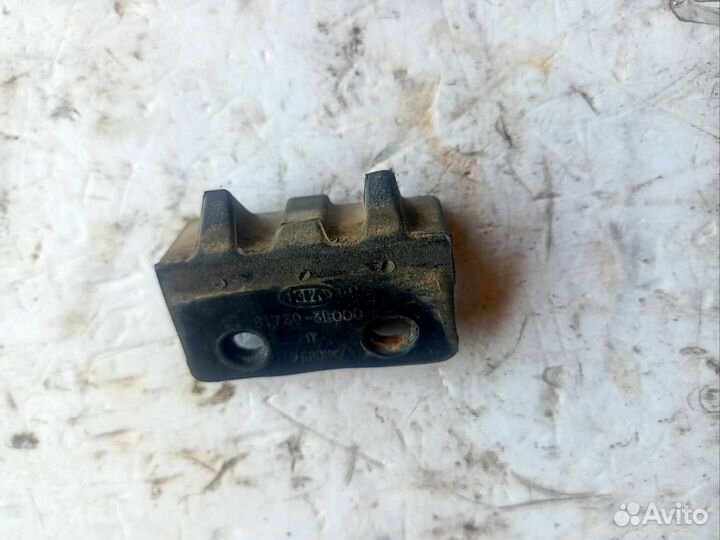 Втулка отбойника двери багажника Sorento KIA 81739