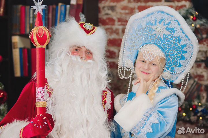 Дед мороз и снегурочка с кроликом и ёжиком