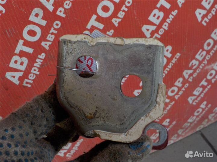 Петля двери нижняя задняя правая Renault Duster