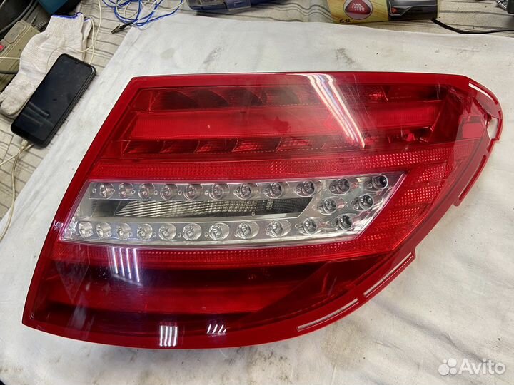 Задний правый фонарь фары на mercedes w204