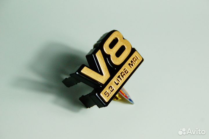 Шильдик V8 на решётку Jeep Grand Cherokee ZJ