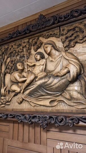 Резное панно из дерева