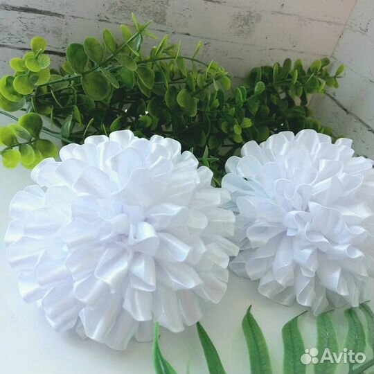 Пышные белые банты