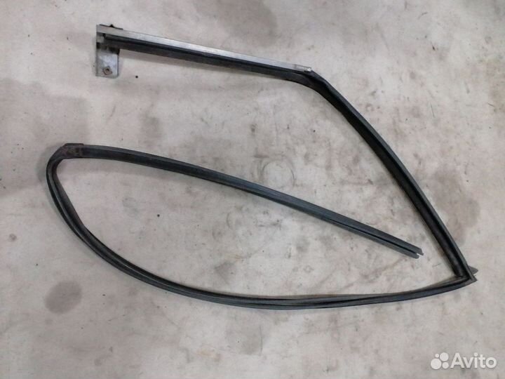 Уплотнитель стекла двери для Mazda CX 7 2007-2012