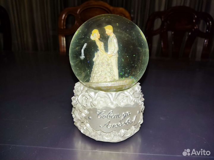 Стеклянный шар со снегом