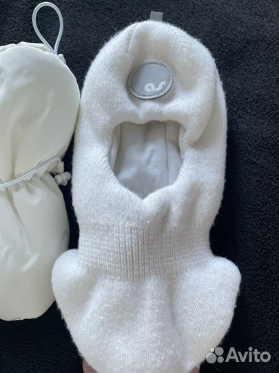 Зимняя шапка шлем и стильные варежки