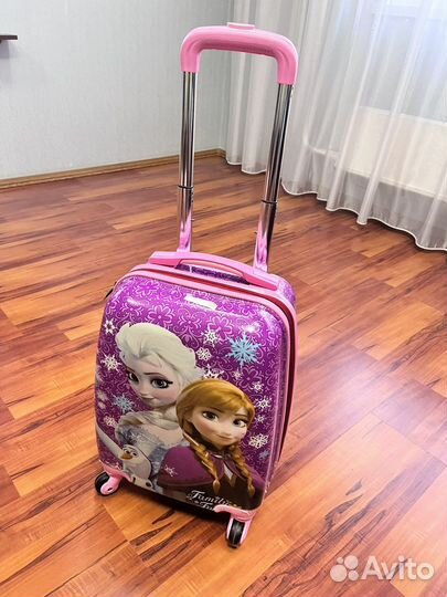 Чемодан на колесах пластиковый