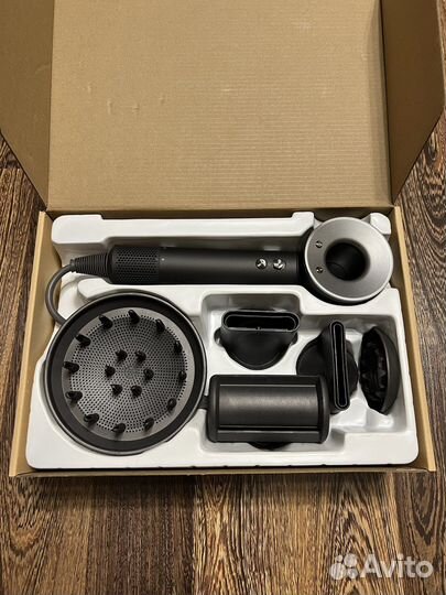 Продаю фен Dyson