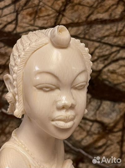 Бюст красивой африканки. Бивень