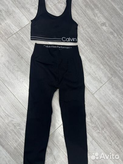 Комплект для фитнеса. Топ и легинсы