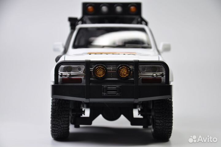 Модель авто Toyota Land Cruiser 80 Off-road 1:24 м