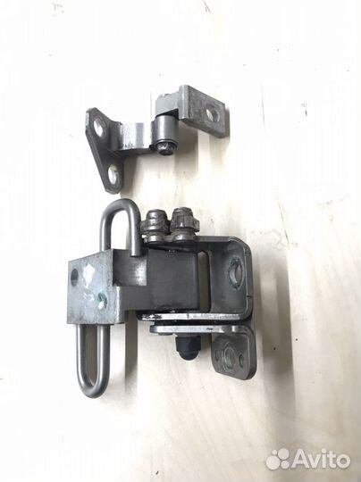 Петли задней левой двери Passat B7