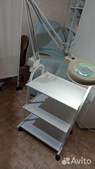 Косметологический столик с лампой лупой