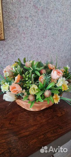 Композиция из искусственных цветов