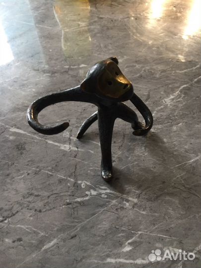 Бронзовая обезьянка