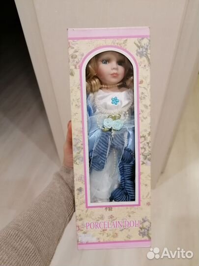 Кукла большая в коробке новая в платье