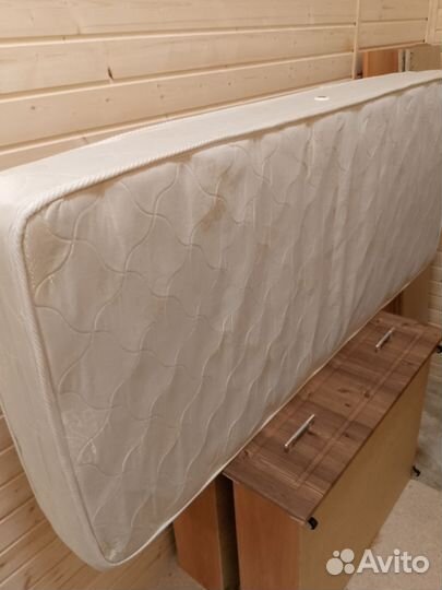 Кровать с матрасом