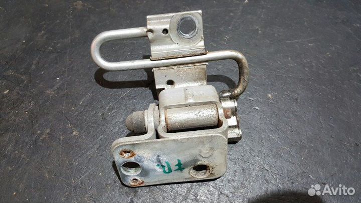 Петля двери передняя правая Volkswagen Passat CC