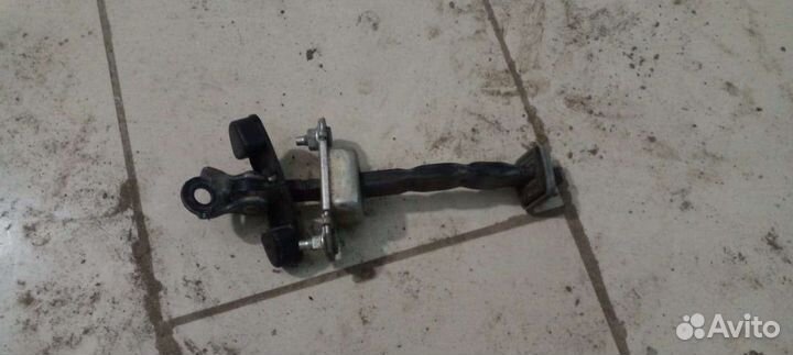 Subaru forester ограничитель двери задний левый