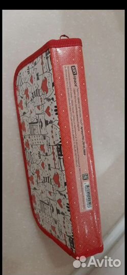 Красный пенал с кошками и сердечками