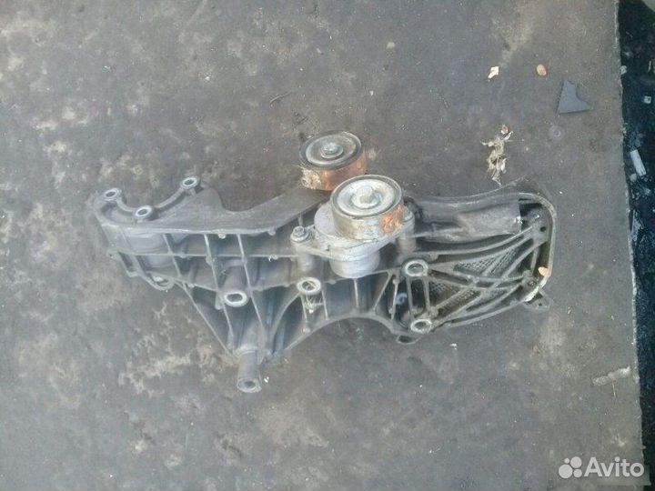 Кронштейн генератора Renault Logan