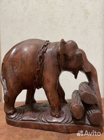 Слон из цельного красного дерева