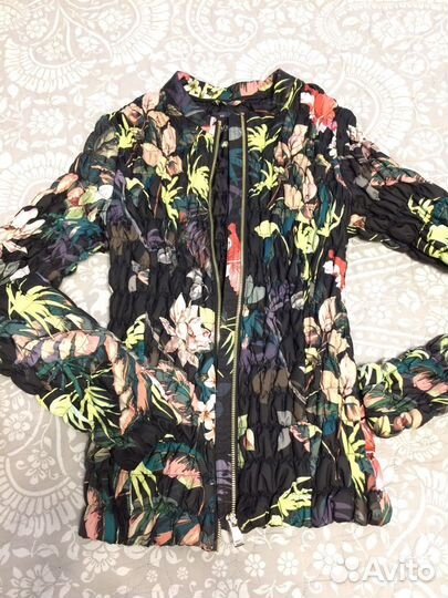 Красивая куртка guess