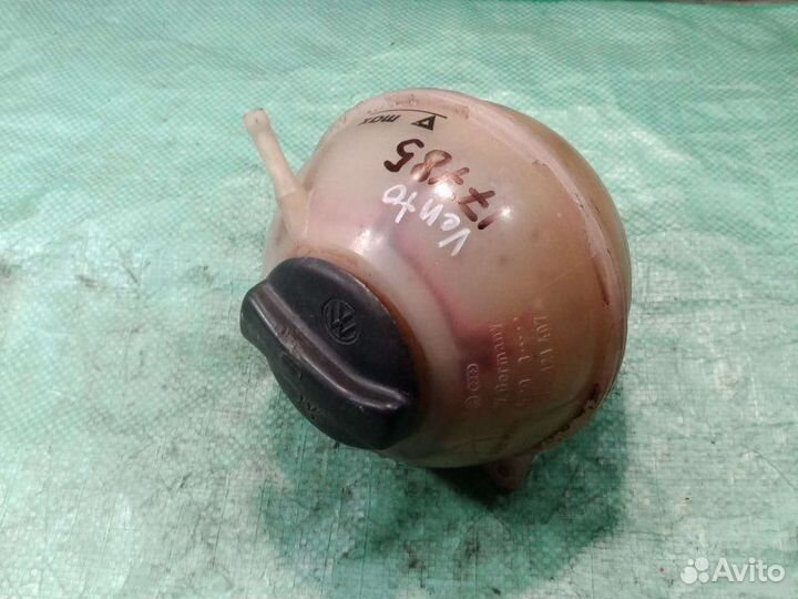 Расширительный бачок Volkswagen Vento